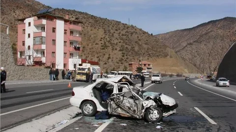 Cenaze yolunda kaza 3 ölü