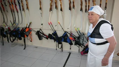 Ok atıp, org çalarak gençlere örnek oluyor