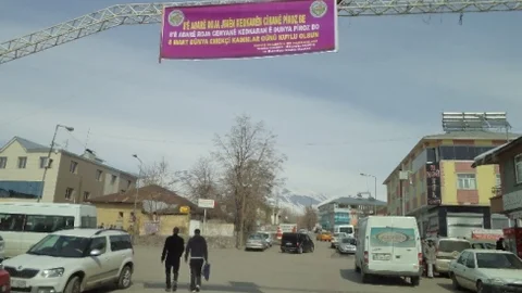 Varto Belediyesinden Üç Dilden 8 Mart Kutlama Pankartı