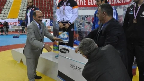 Grekoromen Güreş Türkiye Şampiyonası Mersin'de Başladı