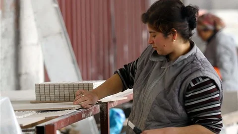 Kadınlar ekmeklerini mermerden çıkartıyor