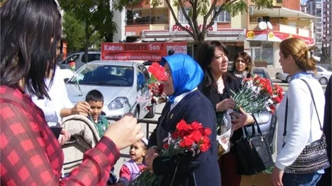 MHP'li Kadınlardan Kırmızı Karanfil