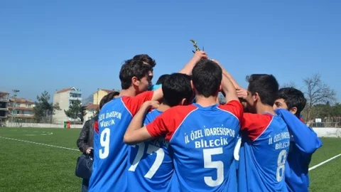 Lig Şampiyonu Şampiyonluk Kupasını Kaldırdı