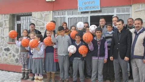 Büyükşehir Belediyesi'nden Okullara Spor Malzemesi Yardımı