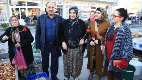 Başkan Duruay Kadınlar Gününde Çiçek Dağıttı