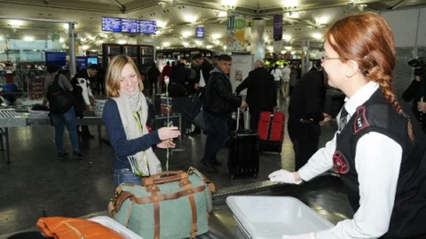 Havalimanındaki Kadın Yolculara Çiçek Sürprizi