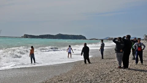 2 Yaşındaki Minik Kız Dev Dalgaların Kurbanı Oldu