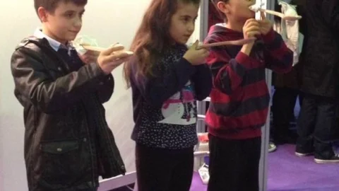 Çocuklar Topaç Büyükler Adam Asmaca Oynadı