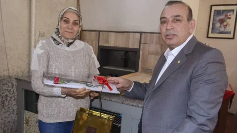 Kadın Esnafa Çiçekli Kutlama