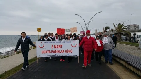 Dünya Kadınlar Günü Nedeniyle Yürüyüş Düzenlendi