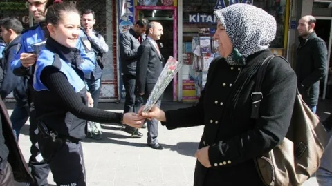 Diyarbakır'da Polis 8 Mart'ta Karanfil Ve Broşür Dağıttı
