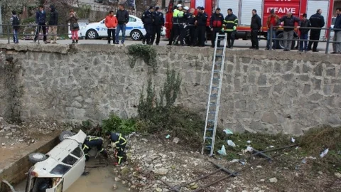 Otomobil Dereye Yuvarlandı 1 Yaralı