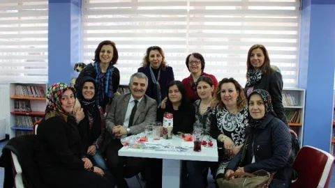 Kadınlar Günü'nü Kütüphanede Kutladılar