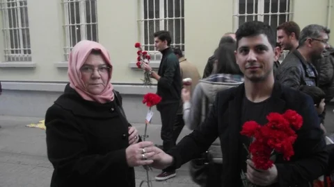 AK Parti Tepebaşı Gençlik Kolları Karanfil Dağıttı