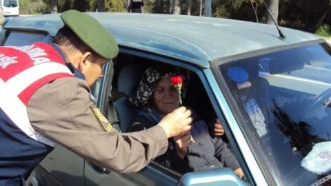 Jandarma'dan Kadınlara Çiçek