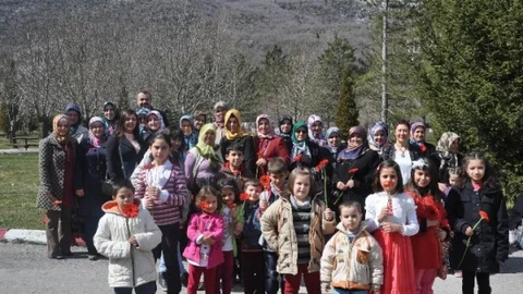 Bayan Muhtarından Kadın Seçmenlerine Jest