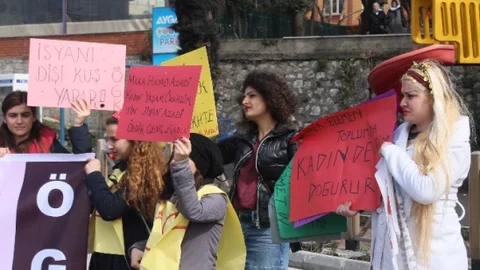 Kadınların Çilesini Sahilde Tiyatroya Yansıttılar