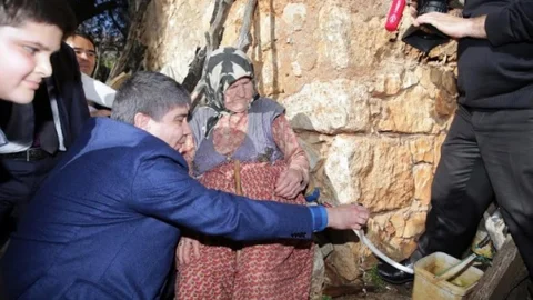66 Yıl Sonra Evine Su Getirilen Fatma Nine Hizmetin Simgesi Oldu