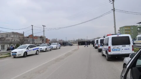 Bursalı Kadınlar Taşlarla Yol Kapattı