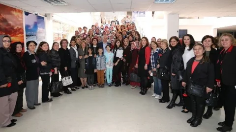 Başkan Zolan'dan Kadınlara Kırmızı Karanfil