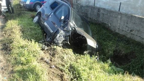 Aracıyla Kanala Uçtu Burnu Bile Kanamadı