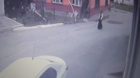 Hırsızı Terlikle Kovalayıp Yakalamaya Çalıştı