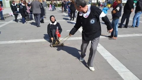 Bugünün Yaşlıları Geçmişteki Çocuk Oyunlarını Oynadı