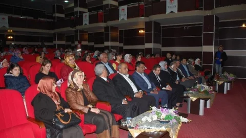 İslam'da Kadın Ve Kadının Önemi Konulu Konferans Verildi