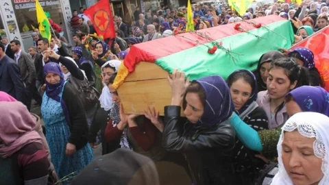 YPG'li Zehra Sezgin'in Cenazesini Kadınlar Omuzladı