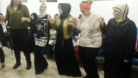 Kadınlar 8 Mart'ı Horon Teperek Kutladı