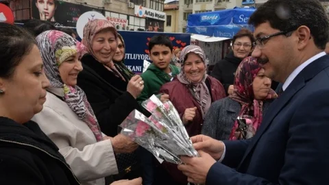 Başkan Çelik Kadınlara Karanfil Hediye Etti