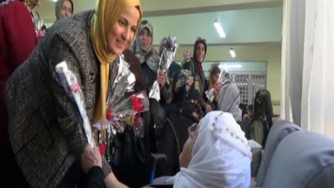AK Parti Kadın Kollarından Huzur Evine Anlamlı Ziyaret
