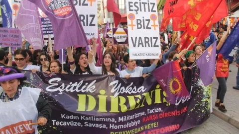 Kadınlar Günü'nde Gazoz Kapaklı Döviz