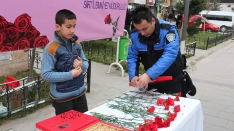 Polisten Kadınlar Gününde Kürtçe Mesaj