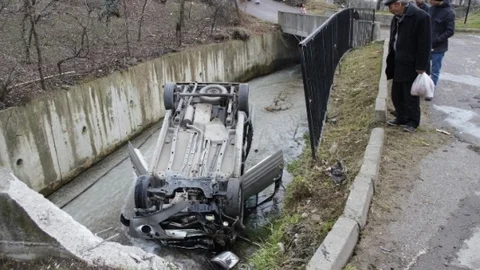 Araç Dereye Uçtu 2 Yaralı