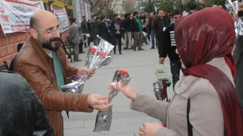 Siirt Barosu'ndan Kadınlara Karanfil