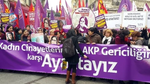 Kadınlar İstiklal Caddesi'nde 'özgecan' İçin Yürüdü