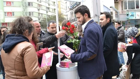 Kadınlara Gül Ve Kitap