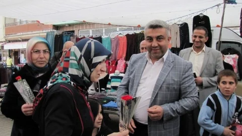 Kadınlara Gül Dağıttı