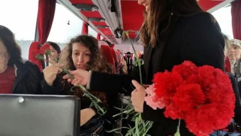 Kadın Yolculara Çiçek