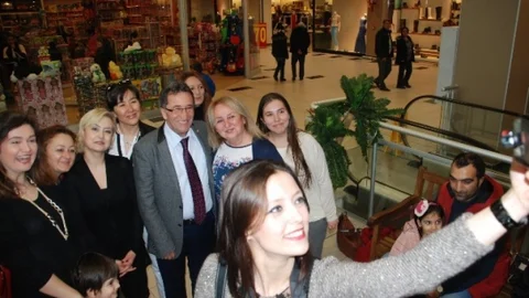 Başkan Saka'dan Kadınlar Günü Selfiesi