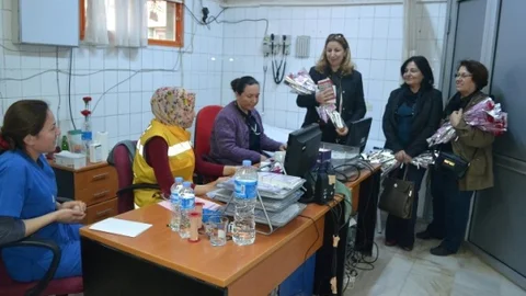 CHP Kula Kadın Kolları Gül Dağıttı