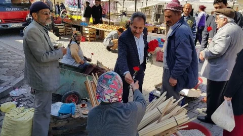 Başkan Akkaya'dan Kadınlara Karanfil