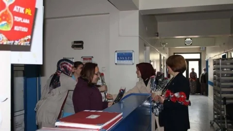 MHP'li Kadınlardan Hastalara Ve Pazarcı Kadınlara Karanfil