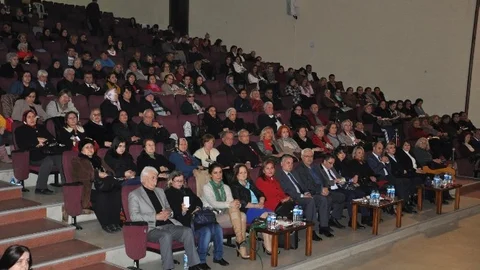 Edremit'te “Dünden Bugüne Emekçi Kadınlar” Ayakta Alkışlandı