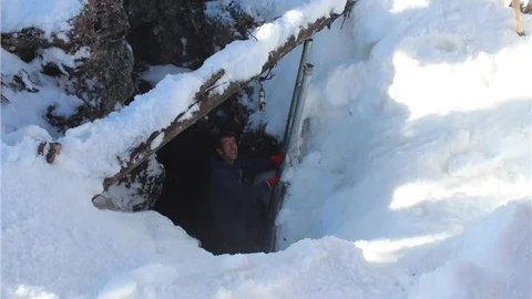 Bin 700 rakımlı dağdaki deliğe kar depoladılar