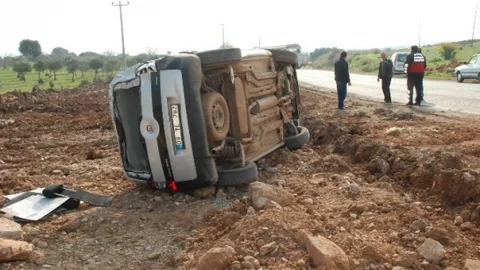 Direksiyon Hakimiyetini Kaybeden Bayan Sürücü Yoldan Çıktı