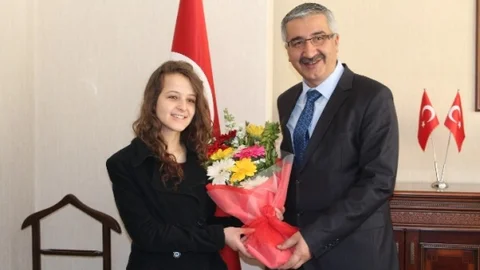 Vali Kılıç'tan Yılın Kadınlarına Ödül