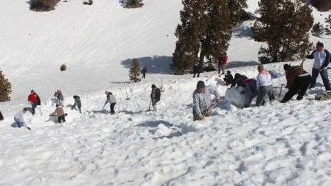Torosların Eteğindeki Dağdaki Deliğe Tonlarca Kar Depolandı