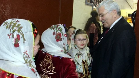 Halk Oyunlarını İzledi Başarılı Sporcuları Tebrik Etti